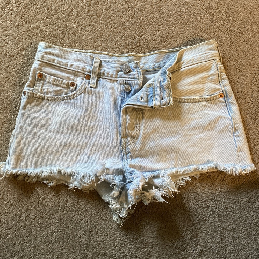 LEVI'S 501 WOMEN'S LIGHT WASH BUTTON-FLY SHORT DENIM CUT-OFF SHORTS SIZE W26